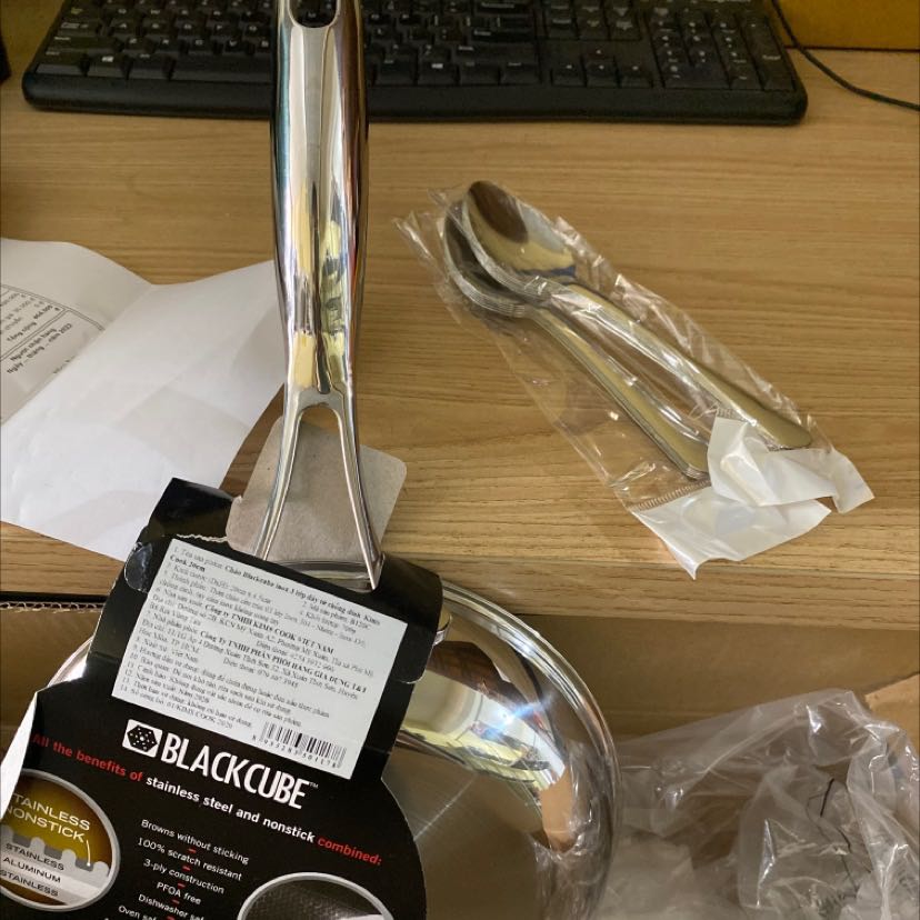 Đã dùng chảo này rồi. Chống dính tốt. Dễ chùi rửa. Mẫu mã đẹp, chắc chắn, nặng tay. Có tặng kèm 10 muỗng. Tks shop