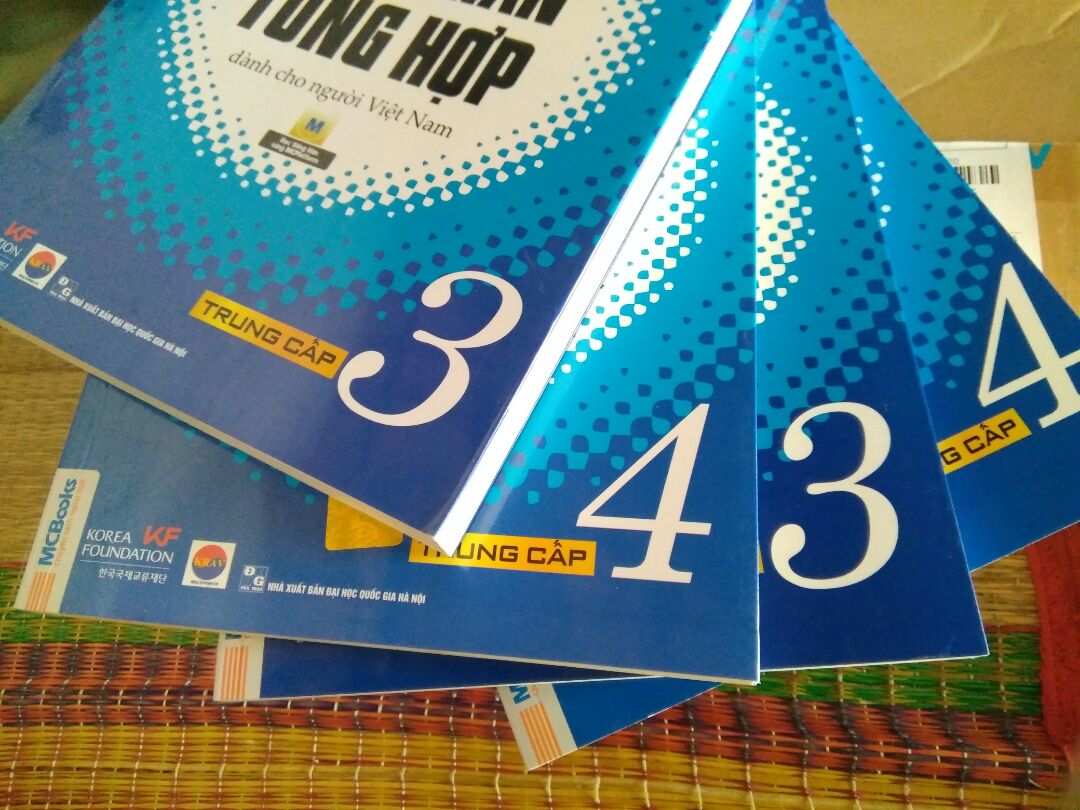 hình trong sách đợt này sách hông rõ lắm,  giấy in cuốn trung cấp 3 bài tập màu trắng tinh ko giống mấy cuốn còn lại,  nhìn giống sách lậu í. tiki có thể đổi cho mình không?.
