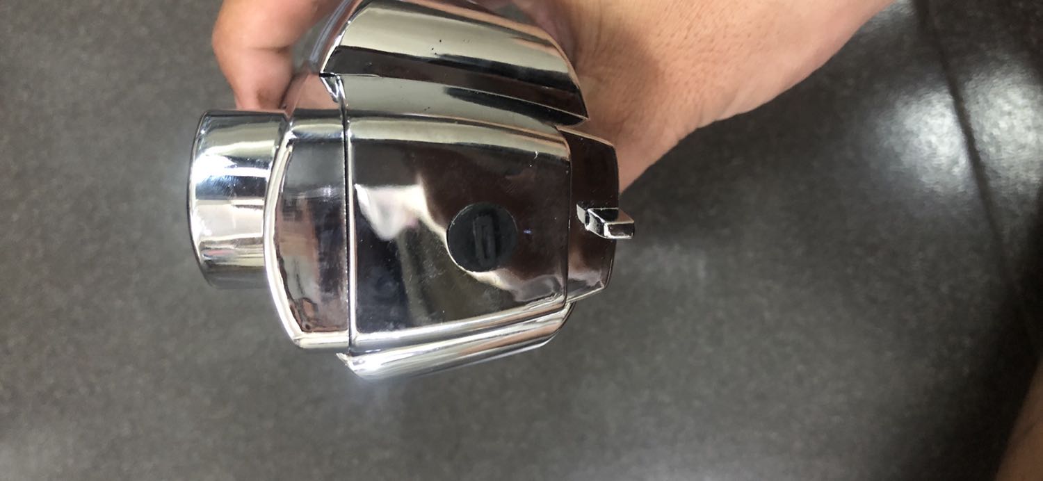 Cái núm này làm thế nào. Giựt ra hay sao, chưa sử dụng nhưng đã thấy bực mình