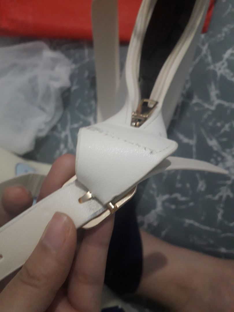 shop bán hàng kiểu gì vậy trời túi thì không có ngăn trong như hình. dáng túi thì xẹp lép bó tay lần đầu mua mà thất vọng kinh khủng