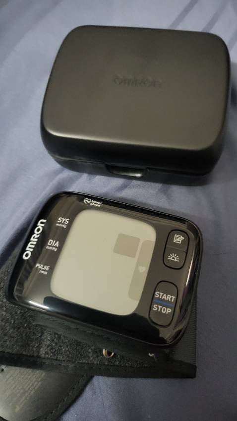 Tôi không biết có đo chính xác không, nhưng nhìn ngoại quan rất đẹp. Máy có độ mỏng tốt, nên cho vào hộp cũng mỏng, máy có màu đen nên cho cảm giác rất chắc chắn và xịn sò. Đặc biệt là có thể kết nối với điện thoại thông qua app của oron, có thể lưu được kết quả đo. Sau đó mình có thể trình cho bác sĩ xem khi đi tái khám, rất tiện. Tuy nhiên, vẫn có nhược điểm. Màn hình nhìn không rõ lắm từ góc nhìn khi đang đo, và muốn lấy kết quả từ máy đo tới điện thoại phải thực hiện 1 loạt thao tác, rất phiền. Nhưng nhìn chung, là 1 sản phẩm mà người có bệnh nên mua.