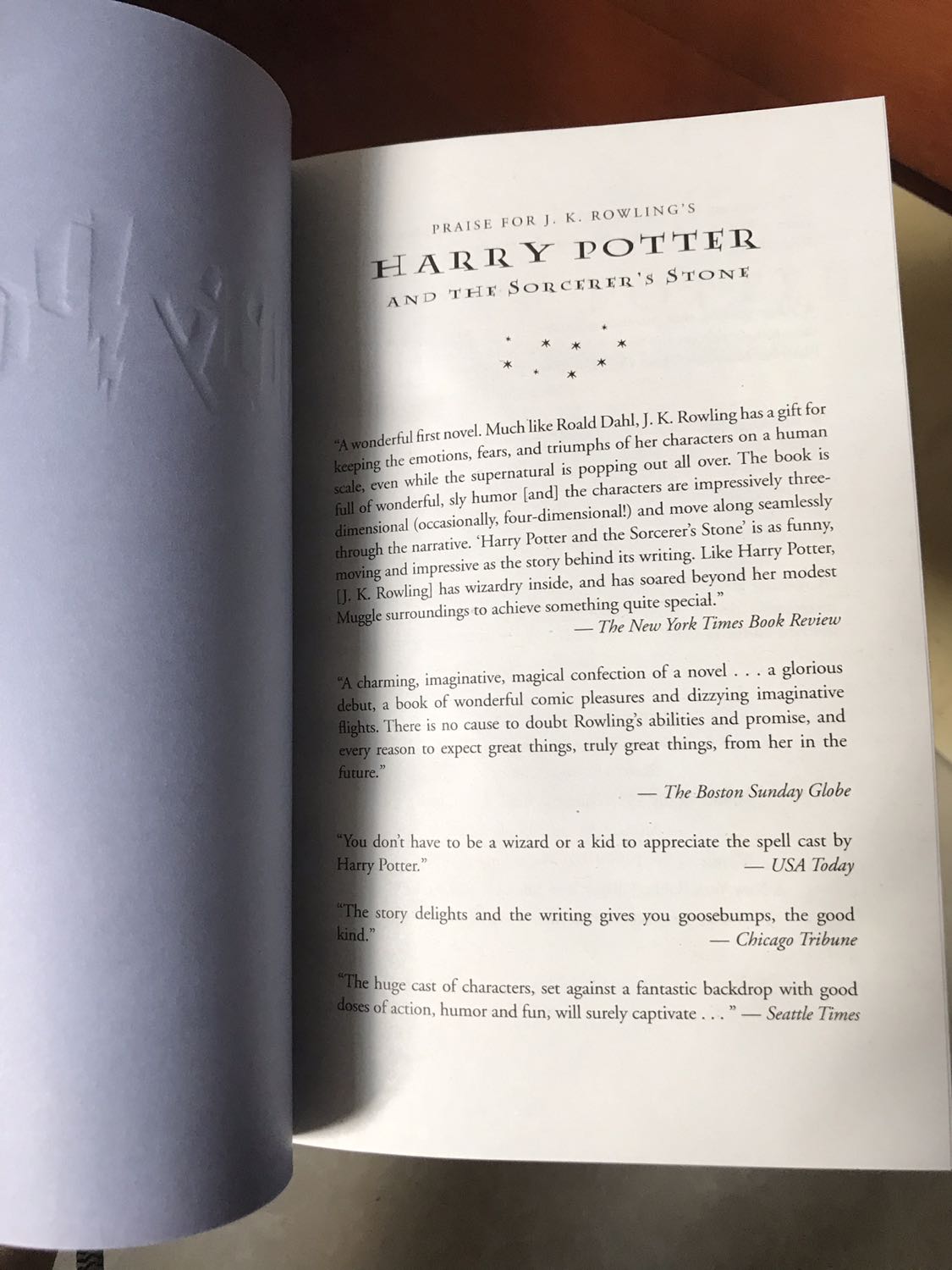 Nhờ đợt sale 9/9 thêm dịch vụ của zalopay mà mình mua bộ này hết có 516k, tiki giao hàng quá nhanh, chưa tới 2 tiếng là có rồi. Sách đẹp, giấy trắng, box tuy ko đẹp như bộ kia nhưng với mức giá vậy là ok lắm rồi