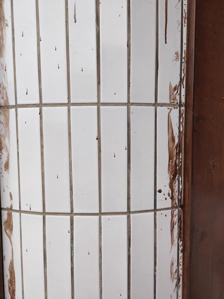 Sản phẩm như hình, chất lượng tốt, dùng rồi mới đánh giá. Nhà mới sửa xong bị dính nhiều sơn, dùng xịt tẩy rất nhanh và sạch. Cảm ơn shop