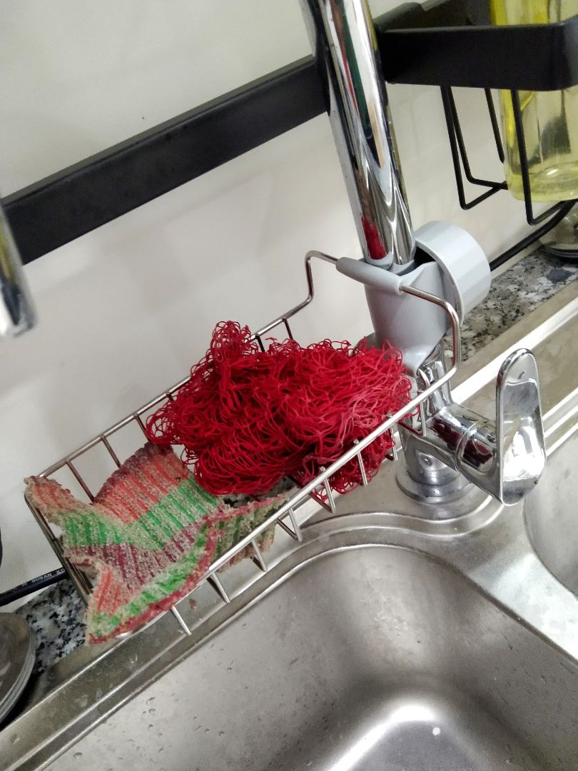 xài ổn đúng như miêu tả, có điều vòi nước mình dạng xoay nên kệ cũng xoay theo luôn