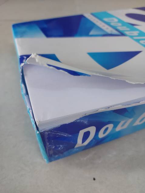 Sản phẩm bị rách làm giấy bị dơ và trầy gốc. Hy vọng khi giao hàng cẩn thận chút.