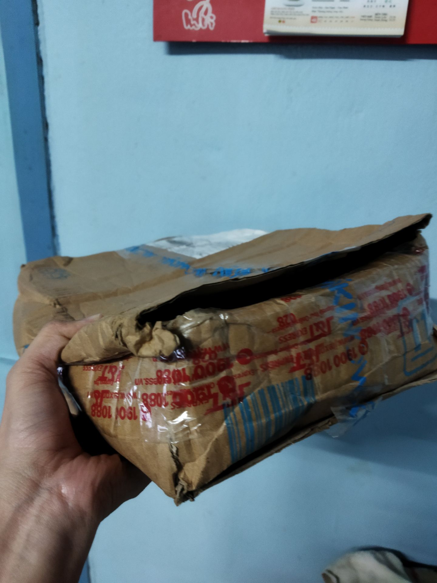 giao hàng quá lâu cả tháng trời. phí ship tăng còn phải thanh toán trước mới dc giảm, vừa đặt xong thì giá giảm mạnh, chắc cho mình xui. sách bìa cứng mấy trăm trang nhưng ko bọc để bụi và cong góc. hộp đựng thì ẩm ướt và rách bươn. nói chung Tiki không chata lượng như trước, muốn liên hệ chat với Tiki trading thì phải gửi yêu cầu khiếu nại mãi.