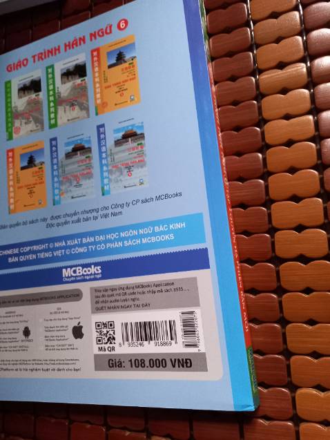 Sách bản quyền, quyển 6 có móp một chút ở góc nhưng tạm chấp nhận được, đặt hàng trưa hôm trước, trưa hôm sau nhận dc. Trang giấy tốt, chữ in rõ ràng không mất nét mặc dù có ai đó đã mở quyển 3 rồi nên có 1 trang để lại nếp nhăn nhỏ. Nhìn chung là ổn đến 95%.