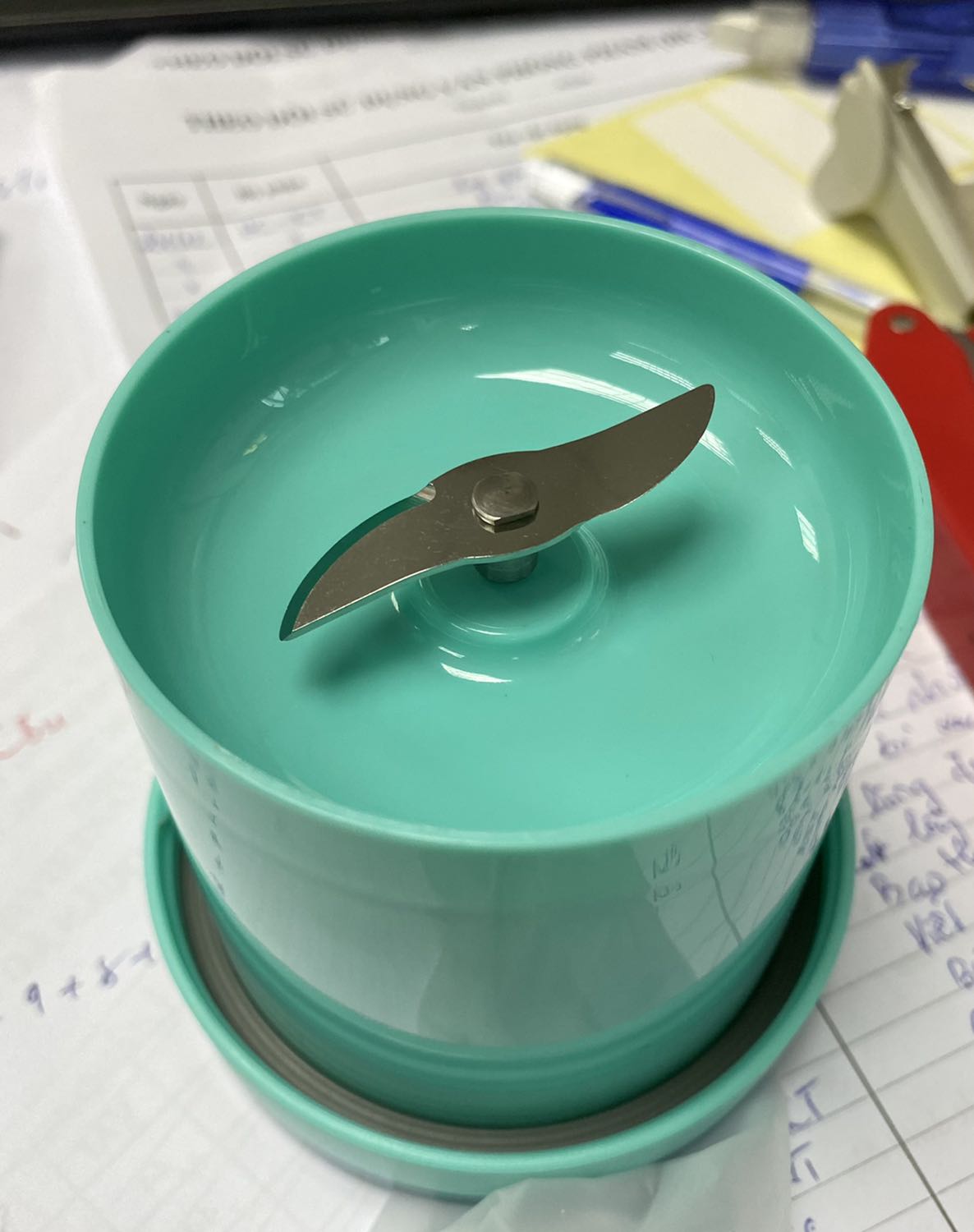 Không nghĩ là cái máy xay nó đẹp như vậy ??
Cái đế xạc còn xạc được cả cái iPhone nữa nha quý dzị, nên ai đang có ý định mua cái xạc không dây cho smart phone thì bỏ ngay đi và hãy mua cái máy xay này về xài. Vừa được uống sinh tố vừa xạc luôn cái điện thoại, tiện quá tiện ???
Giao nhanh, gói ghém cẩn thận kỹ lưỡng, màu sắc tươi tắn, mẫu mã bắt mắt đơn giản dễ sử dụng (chưa có xài thử nữa ??? mà nói như đúng rổi ??, cắm điện nó không hoạt động là cắn lưỡi ??)
Túm lại là nên mua 1 cái mang theo xay mọi nơi mọi lúc.