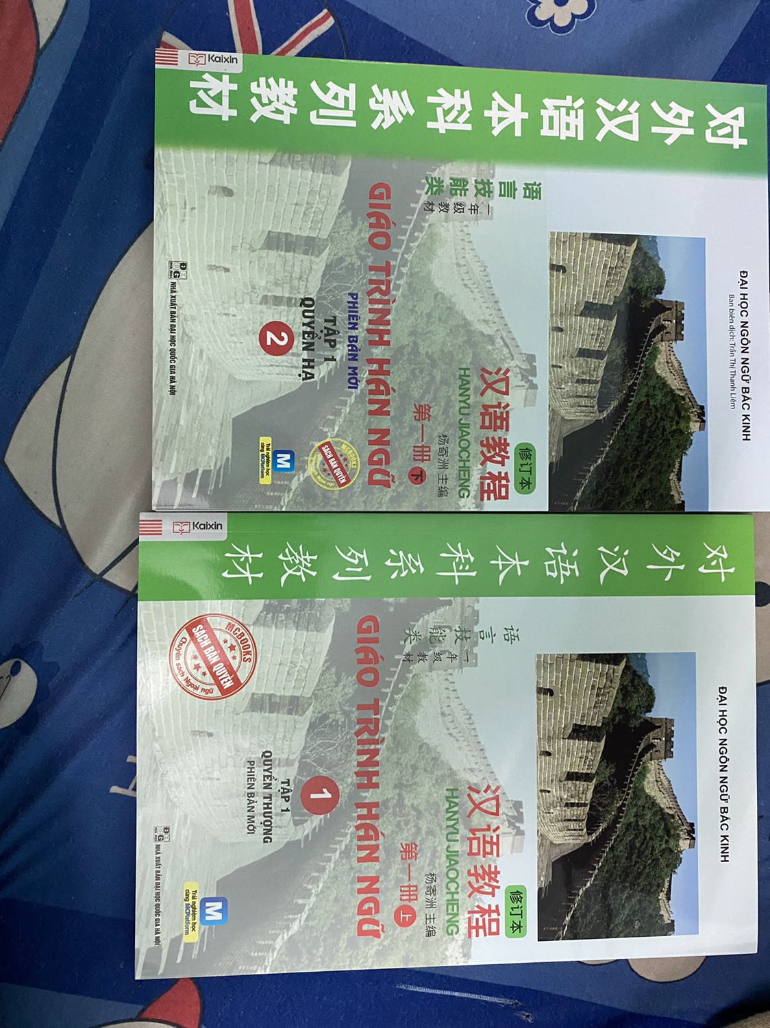 Hàng đóng gói rất đẹp. Quả nhiên người bán đã gửi gắm rất nhiều tâm tư và tình cảm trong lúc gói hàng. Hộp không có dấu hiệu bị móp, chứng tỏ bộ phận vận chuyển đã nâng như nâng trứng, hứng như hứng hoa. Xin nghiêng mình cảm ơn vì tất cả.