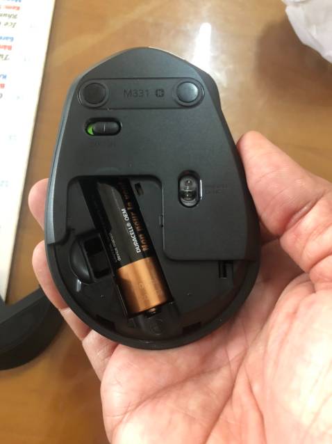 Hàng giao đã bị khui bao bì, sản phẫm có dấu hiệu đã qua sử dụng, pin không đúng chính hãng, lở khui không quay clip nên khả năng khó kiên cáo