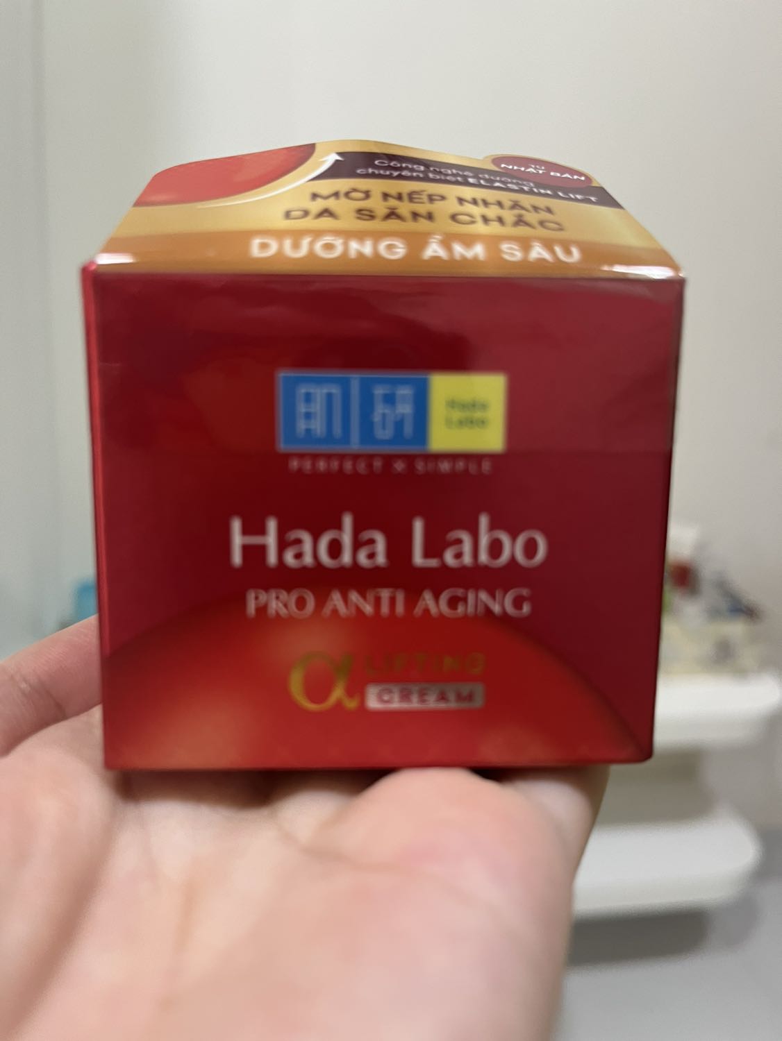 Dịch vụ: TIKI giao hàng nhanh, bảo quản tốt.
Sản phẩm: kem sánh mịn; có hương liệu nhưng mùi thơm dễ chịu; dưỡng ẩm tốt nhưng hơi đặc nên khó tán; bôi xong cảm giác da mặt mướt bóng; đặc quá nên hơi bí dễ lên mụn; khả năng chống lão hoá giảm thâm nám trung bình, chắc phải xài nhiều mới thấy rõ; giá cả hợp lý với chất lượng. Quà tặng kèm OK, date xa.
Chấm ⭐️⭐️⭐️⭐️.