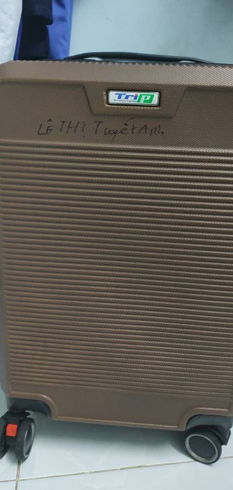 Vali kiểu dáng trang nhã, hình thức đẹp, khá cứng cáp, loại 20 inch vừa đủ đựng hàng lý xách tay mang lên máy bay, vali chính hãng Trip xài khá yên tâm.