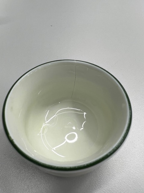 Sản phẩm nhận được bị lỗi như hình nhưng liên hệ gian hàng không thấy trả lời.