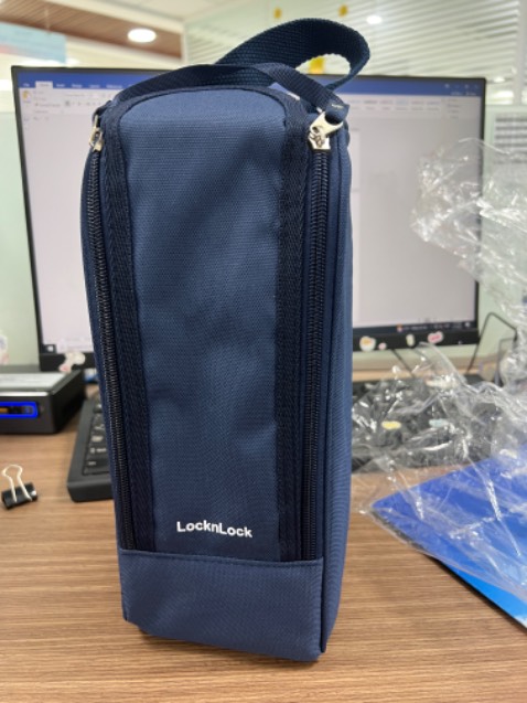 Hộp cơm chắc chắn, gọn gàng, ko bị đổ thức ăn ra ngoài. Tuy nhiên giữ nhiệt chưa được ưng ý lắm. Canh nóng 7h cho vào đến 12h thì còn ấm, nhưng cơm và đồ ăn khác thì bị nguội.