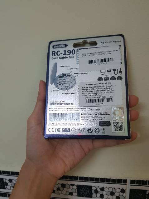 Sản phẩm được giao rất nhanh, đặt khuya hôm trước là trưa hôm sau đã nhận được, sản phẩm đẹp như hình, rất mỏng nhẹ thân chí còn mỏng nhẹ hơn cả hộp phấn, rất gọn và tiện đem đi đây đó, dây và các đầu chuyển đổi ok dùng được nhưng về tốc độ sạc đầy và độ bền thì sau khi sử dụng 1 thời gian thì mình sẽ quay lại feedback sau (riêng cổng lightning ko dùng được khi ghim trực tiếp vào dây sạc kèm theo mà phải thông qua cổng USB kèm theo mới dùng được, nói chung thì với giá thành 169k của hãng cũng khá ổn áp và nên mua rồi. Shipper nhiệt tình vui vẻ thân thiện, thanks all