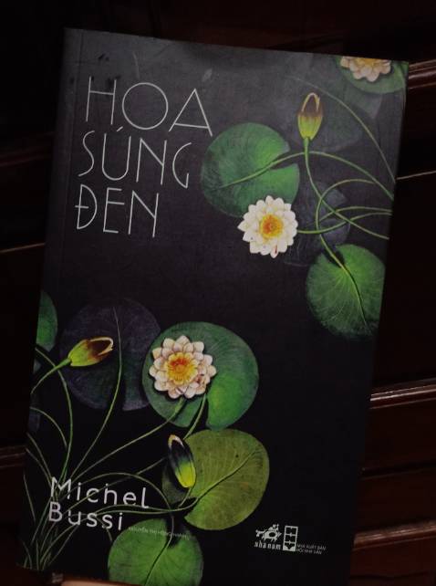 Phải đọc hơn nửa cuốn sách mới nhận ra cú *** đỉnh cao của tác giả. Một bộ truyện nên đọc, lúc đầu quyết định mua bởi bìa sách nhìn rất MÊ. Thể loại Trinh thám có pha câu chuyện tình yêu đến man rợ của nhân vật, cái kết mở nhưng vẫn khiến mình buồn và có nhiều suy ngẫm. Rất highly recommended cho mọi người. 
Riêng phần gói hàng của TIKI mình muốn cho 1 ⭐, đóng gói ẩu, rất sơ sài.