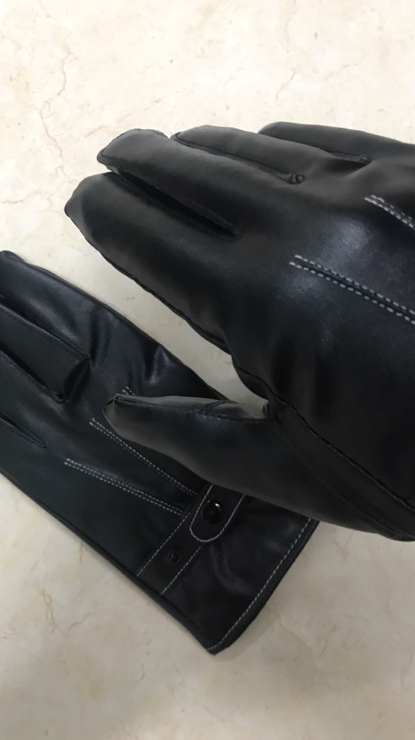 Găng tay da này xịn xò lắm. Vuốt điện thoại cảm ứng rần rần như để tay trền luôn. Da mềm dùng một thời gian rồi thấy rất bền bỉ không cước rachs. Mình mấy lần đi mưa phùn rồi ko thấy thấm ướt. Quá chất cho một đôi găng tay. Ủng hộ shop 5 sao.