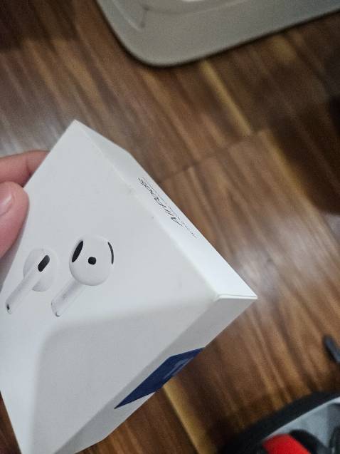 Hộp hơi móp + dơ. Do tính chất máy chụp tự làm đẹp nên nhìn đỡ hơn thực tế.