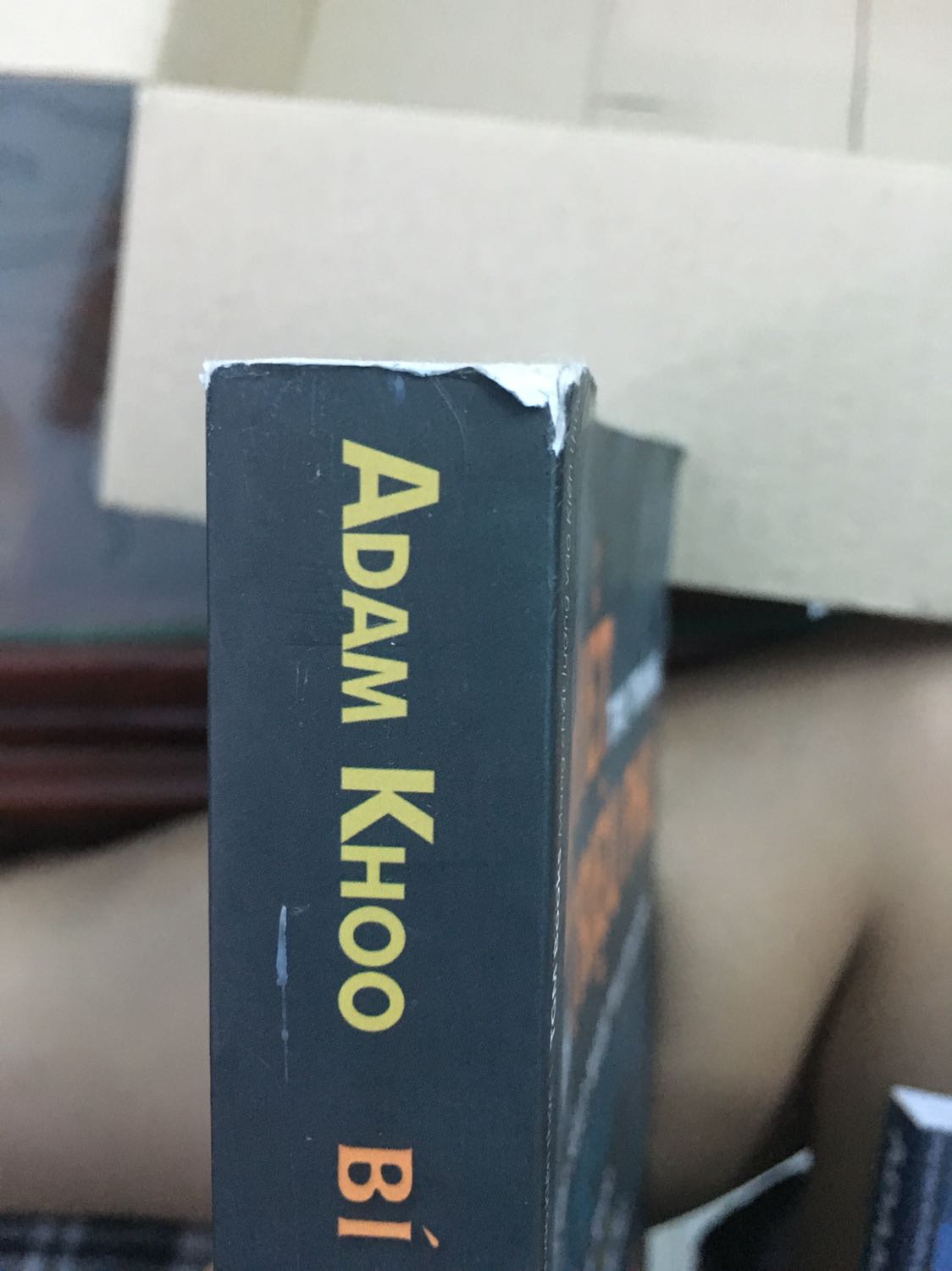 Chất lượng quá tệ. Mua combo 2 quyển, 1 quyển còn trong bao bì chấp nhận được. 1 quyển như đã qua sử dụng. Bìa nhàu, gáy rách, giấy thì xỉn màu nhìn cũ kỹ và bị mốc