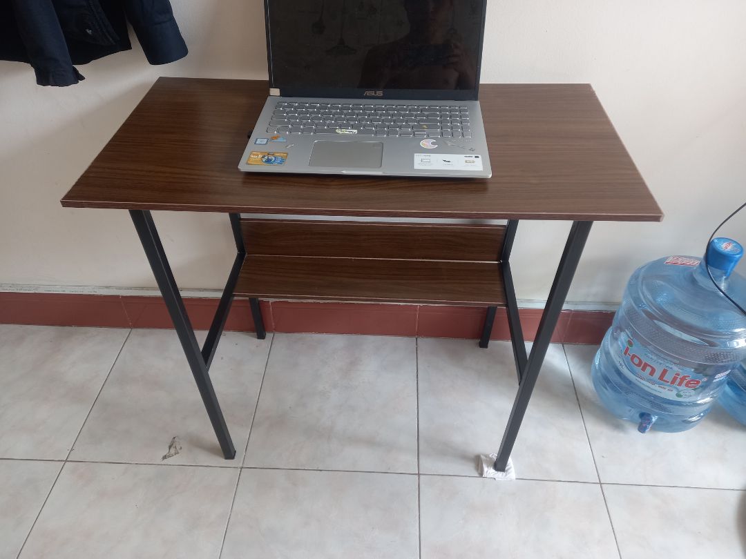 hàng giao nhanh, lắp khá tốn công vì không có hướng dẫn, lắp xong bị kênh một chút vì lỗ đục của 2 thanh dưới ko chuẩn, bàn không chắc chắn như trong hình,  nhỏ và khá thấp phù hợp người dưới m6, mng đã mua thì sẽ phải lựa ghế thấp thấp xíu. mép bàn xước nhiều