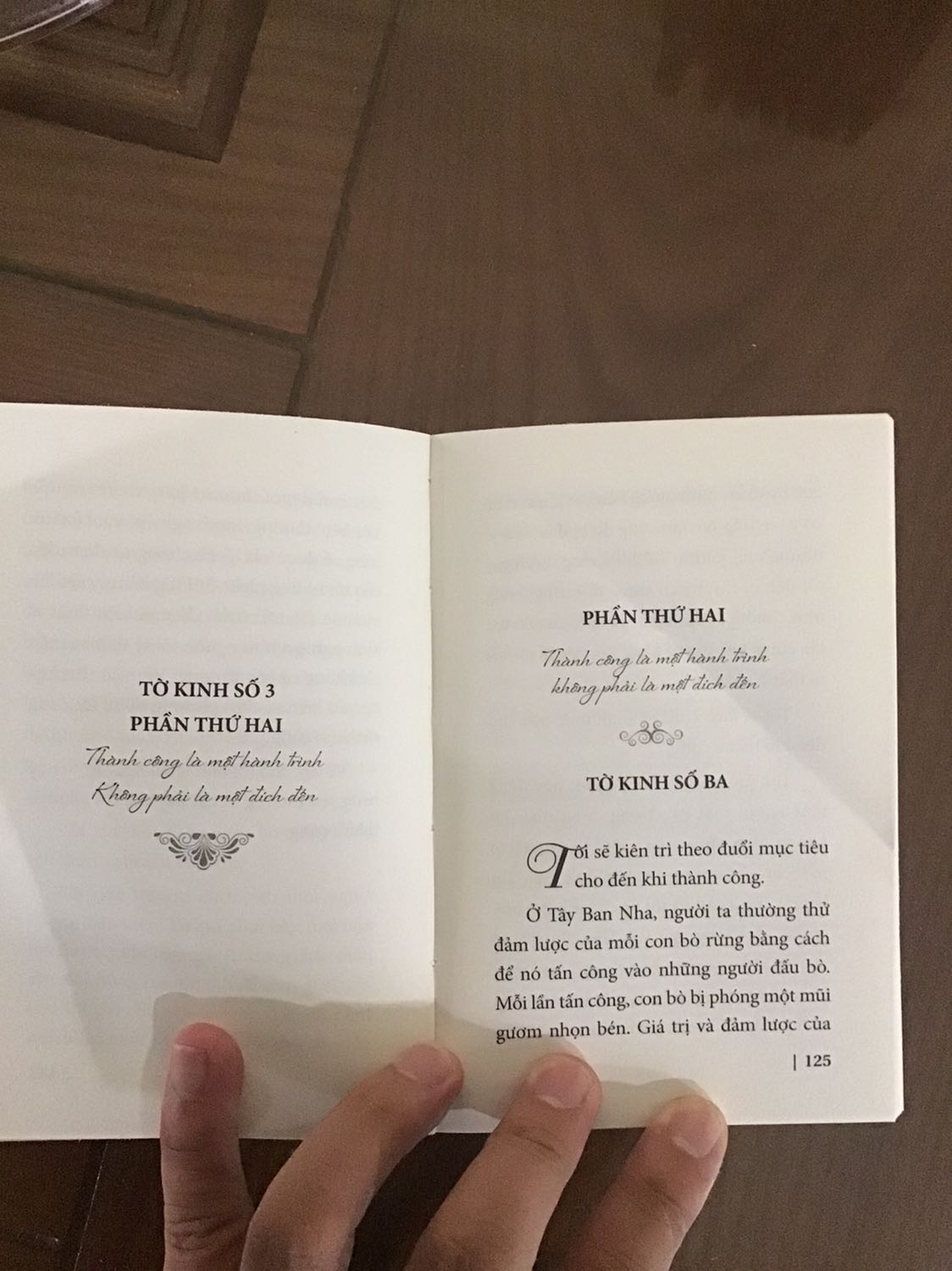 Sách giao khá nhanh. Được bọc kĩ càng. Đây là mốt cuốn sách khá hay kể vể cuộc đời của Thiên Ân từ cậu bé mồ côi với ước mơ giàu có nhất thế giới. Và vô tình gặp được người chú Lương Thành thương nhân giàu có truyền 10 tờ kinh. Sau đó ông Thiên Ân ra nước ngoài dẫu gặp nhiều khó khăn, thử thách nhưng ông vẫn kiên định, ý chí thành công không tử bỏ và đã thành công. Và ông làm đúng di nguyện ông chú chia sẻ lại bí quyết cho tất cả mọi người. Cuốn sách kể chuyện hấp dẫn, rất đáng bỏ vào tủ sách hàng ngày đọc.