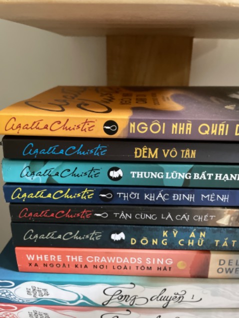 Tiki giao hàng nhanh, sách đẹp và mới tinh luôn! 
* Nội dung: Mình là fan Agatha nên hầu như quyển nào cũng mê nhưng cá nhân ko quá thích vụ án lần này, mình có thể dựnđoán hung thủ là ai . Dù sao cũng nên đọc để có trải nghiệm riêng nha.