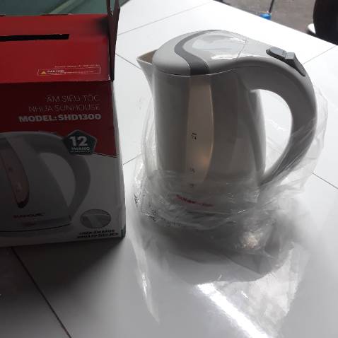 Giao không đúng mẫu, miêu tả ấm thủy tinh nhưng giao ấm nhựa