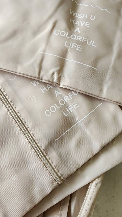 Giao hàng nhanh, đóng gói cẩn thận. Sản phẩm đẹp, nhẹ, gọn và không thấm nước. Nên mua !!!