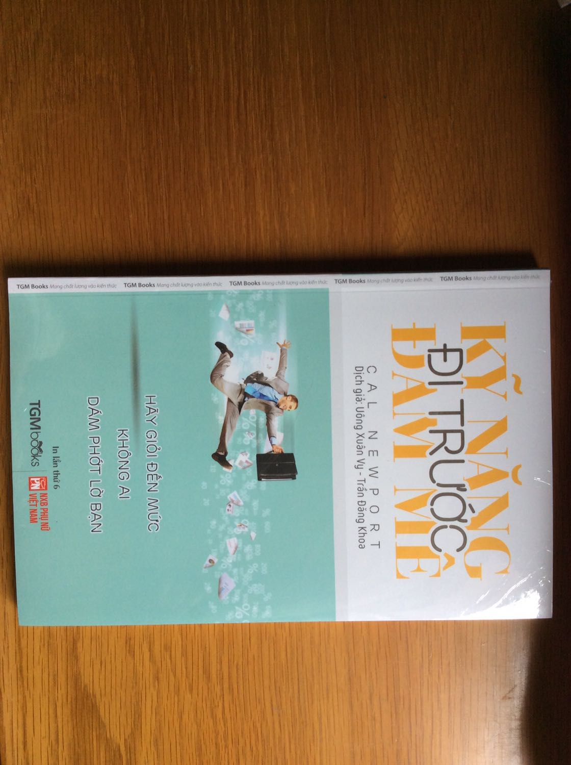 Quyển này mình đặt hàng chung đợt với quyển Deep Work, thấy hai quyển này bổ sung cho nhau rất tốt. Bản tiếng Việt thì quyển này có khổ lớn hơn quyển Deep Ửok, dù vậy nhưng nhìn vẫn gọn gàng và kích thích cảm giác cầm đọc ngay lắm. Nội dung xoay quanh việc không nên quá chú trọng vào việc tìm kiếm đam mê mà cố gắng làm thật tốt việc của bản thân ở hiện tại . Một khi đã giỏi những việc bản thân hiện đang làm, ắt sẽ sinh ra đam mê. Đặc biệt là khi mọi người xung quanh ai cũng để ý đến thế mạnh đó của bản thân