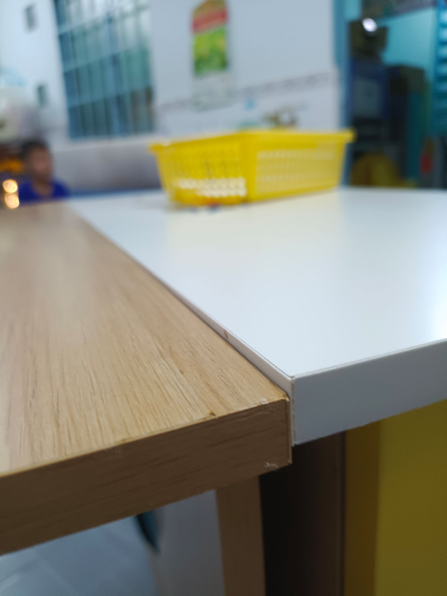 Bánh xe loại rẻ tiền. Bản lề nhỏ. Có lẽ tiền nào của nấy