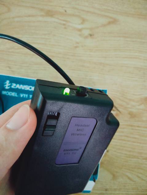 Sản phẩm đầy đủ như mô tả, có tem bảo hành của shop.
Máy gọn nhẹ, âm thanh và kết nối ổn.
Thi thoảng kết nối yếu lẹt xẹt vài tiếng rồi thôi. Bộ thu khá ngốn pin nếu cắm thẳng vào loa, mình cắm vào củ sạc điện thoại luôn.
Mình khá ưng mẫu này vì gọn nhẹ, hết pin thì thay rồi dùng tiếp chứ không phải chờ sạc hay vừa dùng vừa sạc. Các bạn mua pin sạc dùng chung rất ổn nhé.