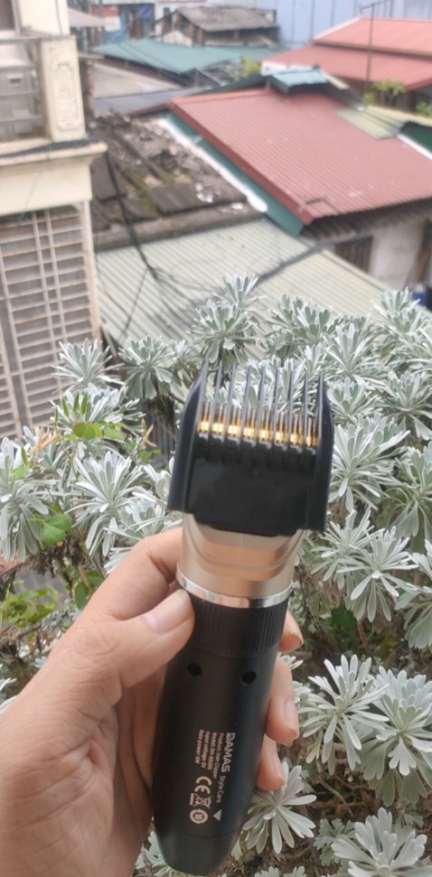 Tông đơ hình thức đẹp, bấm nút là chạy, mình mua về cắt tóc cho trẻ con ở nhà. Có cái rất hay là phần đầu lưỡi dao cắt khi chạm vào da ko gây xây xác mà chỉ khi di vào tóc thì lưỡi dao mới cắt. Rất an toàn khi sử dụng, đặc biệt là với trẻ nhỏ