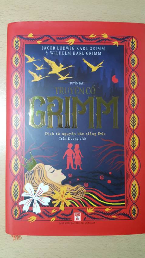 Truyện bìa cứng đẹp, giấy in màu ngà. Quyển này có nhiều truyện, có vài trang hình mấy bé khá thích. Cảm ơn tiki.