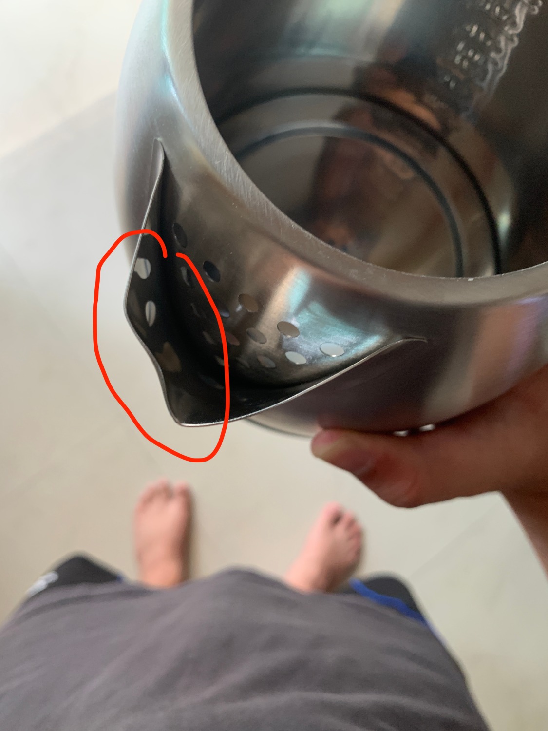 Tôi nhận được bình bị móp méo do nhân viên của nhà cung cấp hoặc Tiki làm rơi rớt, như vậy mà vẫn gửi cho khách hàng được.

Tôi chả hiểu các bạn làm ăn như thế nào nữa. Do chủ quan không kiểm tra với shipper vì đã nhiều lần mua hàng từ Tiki mà tôi nhận được sản phẩm như thế này và theo chính sách thì Tiki sẽ không đổi trả.

Mọi người nên kiểm tra kĩ hàng hoá, tôi thấy nhiều bạn bị như mình.