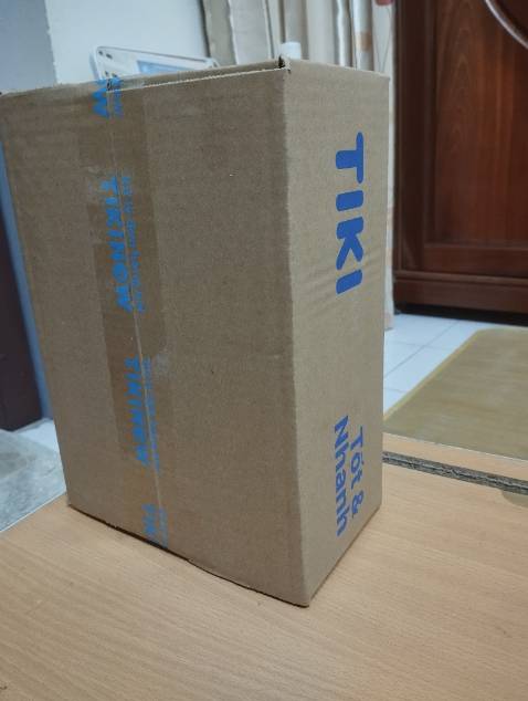 Lần thứ 2 mua tại shop nhưng chắc do mình đặt giao trong 2h nên là shop hơi vội. Bìa áo mềm ngoài thì như hình bị móp ở trên một chút, lớp bọc cũng bị rách. Nhưng may là bên trong vẫn ổn, sản phẩm đầy đủ sẽ còn ghép shop.