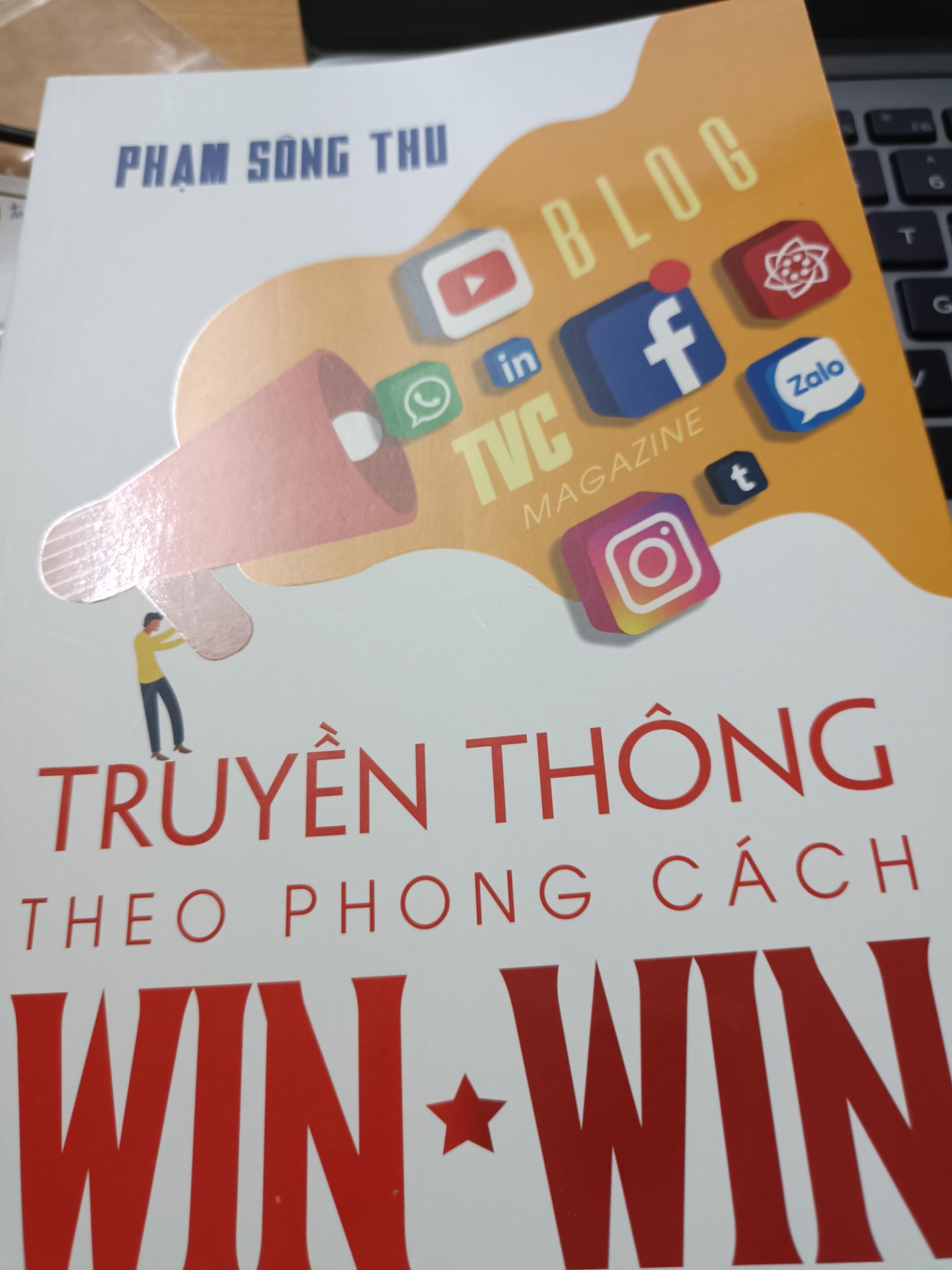 chất lượng giấy vs bìa rất đẹp nhg mà mục lục k chi tiết, sách cx k có phần nguồn tài liệu tham khảo ở những đâu