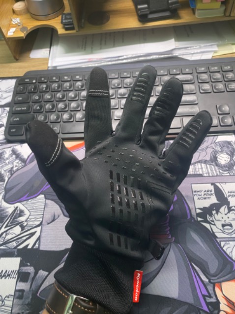 Găng tay đẹp, giống hình, bên trong có lót nhung nên khá ấm, đã đi thử dưới mưa thì thấy chống nước tạm, nếu mua to hoặc đi lâu thì vẫn thấm nước. Cảm ứng đt xài đc, nhưng tất nhiên là ko nhạy như bt đc