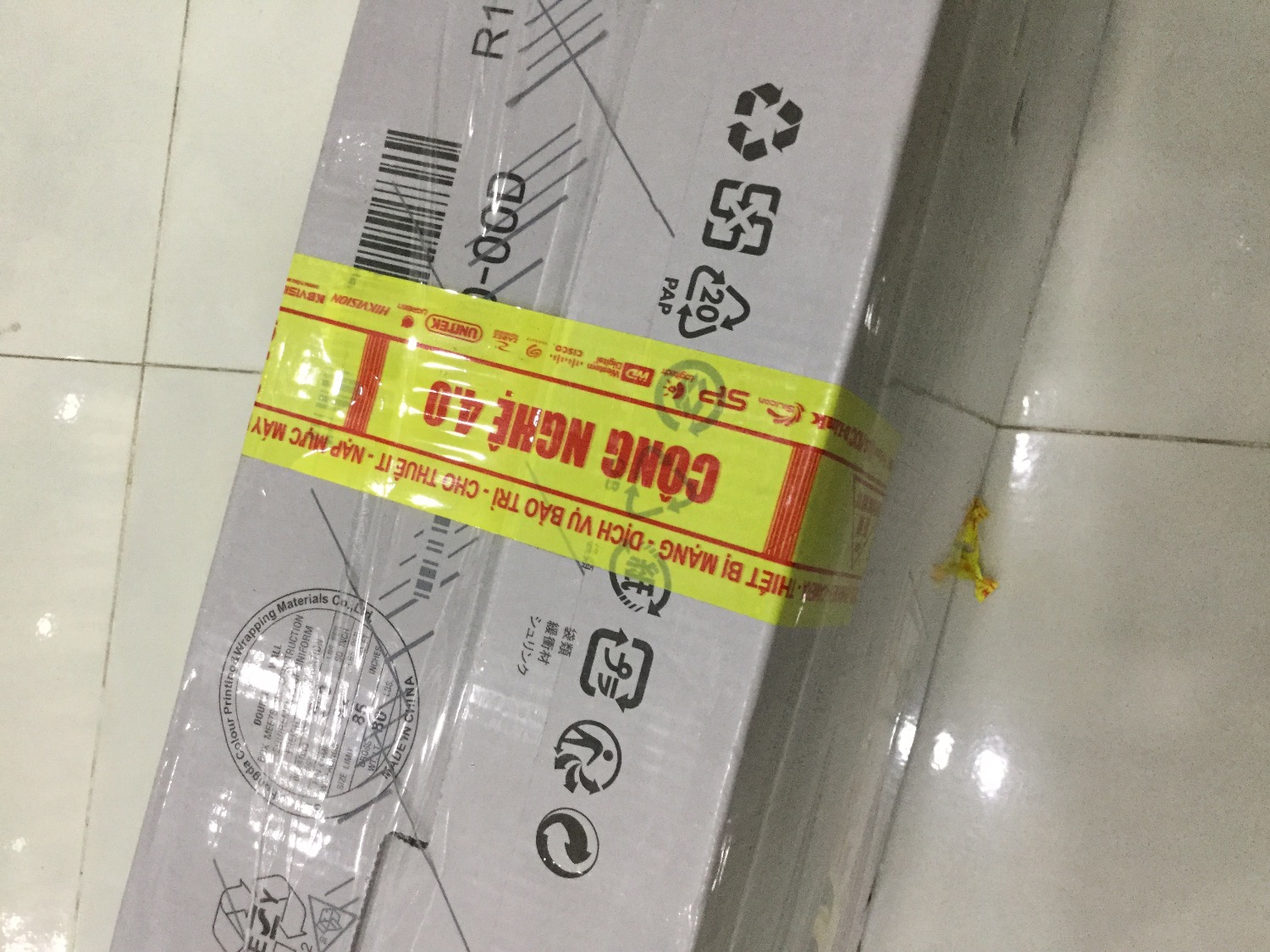 Nhìn cái seal không biết có phải nguyên seal của hp hay không. Màn hình bị hở sáng khá nặng.