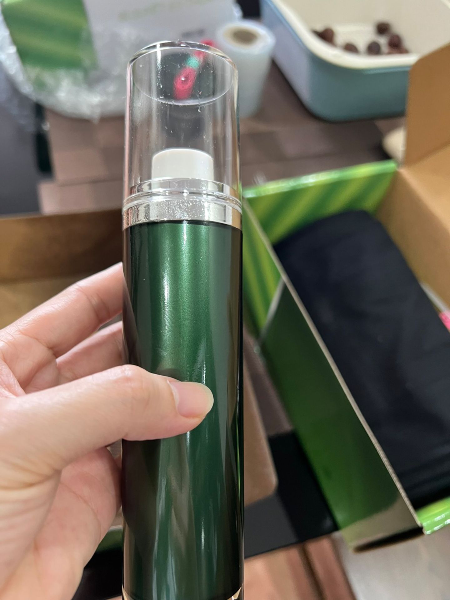 Không rõ do người bán hay do vận chuyển nhưng khi nhận, chai tinh dầu bị đổ hết ra hộp, ướt cả đai điện...giờ phải chờ đổi trả, không biết đến bao giờ. Dùng tiki now nhanh giờ lại hóa chậm. Bực ghê!