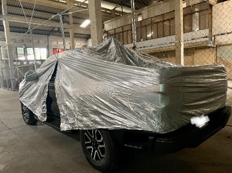 Bạt mua size lớn nhất cho xe Ford Ranger, nhưng chỉ vừa phần đầu, phàn đuôi ko vừa, phải mở khoá bên hông ra nhưng vẫn không phủ đc thùng xe, trong khi đó thì chỉ may rất kém, vừa kéo nhẹ đã toạc đường chỉ ở góc (xem hình).