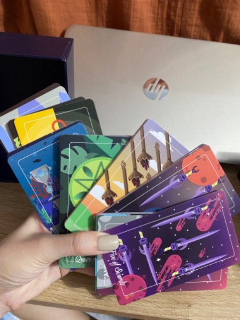 Giao nhanh, săn sale giảm 50% giá, bộ bài này bự á, nặng, hộp cứng khó mở, chút nữa bay móng 🥲, 80 lá màu đẹp, hình ảnh phong phú, bàu cứng nhưng hơi bự, khó xào bài, còn mới nên hơi dính, sách hướng dẫn cũng khái quát sơ, có thể tìm hiểu thêm thông tin trên mạng