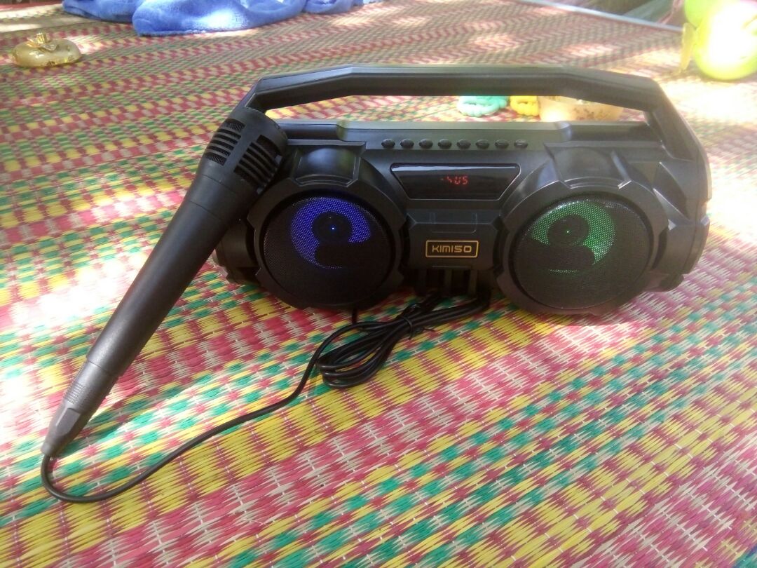 sản phẩm rất OK,dong  gói kĩ, âm thanh  nghe  rất da,có dây sạc phải kèm theo cục sạc nữa  thì rất OK ,con nit rất là Thích