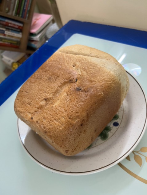 làm bánh rất nhanh, tiện lợi
vị bánh khá giống với bánh mua ngoài nhưng sau khi nướng xong hơi nồng mùi men, để nguội một lúc, cắt lát rồi nướng lại một chút cảm giác ăn ngon hơn
sách hướng dẫn rất chi tiết, hữu ích và có nhiều công thức làm bánh hơn mình nghĩ, tuy nhiên có vài chỗ bản tiếng việt chưa được chuẩn nên phải check lại bản tiếng anh
nhìn chung mình rất hài lòng với em máy này, rất đáng tiền, cảm ơn panasonic nhé, giải phóng lao động cho chị em quá ❤️