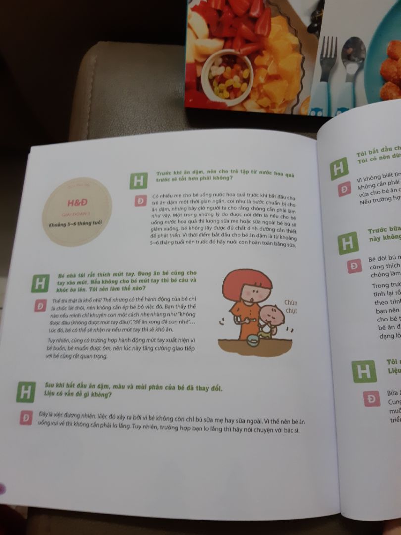 Hai cuốn này đều được in màu sắc tươi tắn, giấy ok. Tiki giao hàng rất nhanh, nhanh hơn dự kiến. Mình cho tiki 5 sao. Nhưng chỉ đánh giá 4 sao do cuốn Ăn dặm không phải là cuộc chiến có nhiều trang in bị lem mực. Nội dung thì mình chưa đọc, hy vọng bổ ích. 

Cuốn Ăn dặm kiểu Nhật thì chia làm nhiều phần: Những kiến thức về ăn dặm, phương pháp chế biến, công thức món ăn, Hỏi đáp và giải quyết khó khăn trong ăn dặm. Nội dung bổ ích