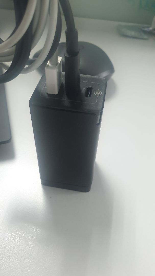 Sạc được laptop , nhưng cục sạc rất nóng dù trong phòng lạnh. Cắm sạc laptop từ cổng Type-C 1 thì có hiện tượng đang sạc được 2 phút thì không sạc nữa , phải tháo nguồn, tháo cáp cắm lại mọi thứ thì mới sạc tiếp được ... Đang theo dõi , không biết bảo hành sao đây ... haizz