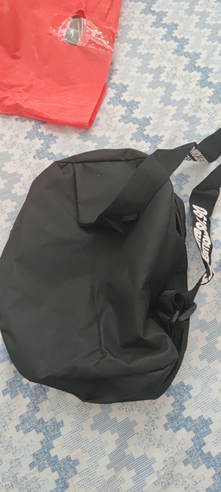 Túi giao đến khác xa trông ảnh. Giao đến nhăn nheo. Mình còn đặt 1 cái balo mẫu màu đen mà shop giao màu đỏ xong đóng link luôn. Nói chung quá thất vọng