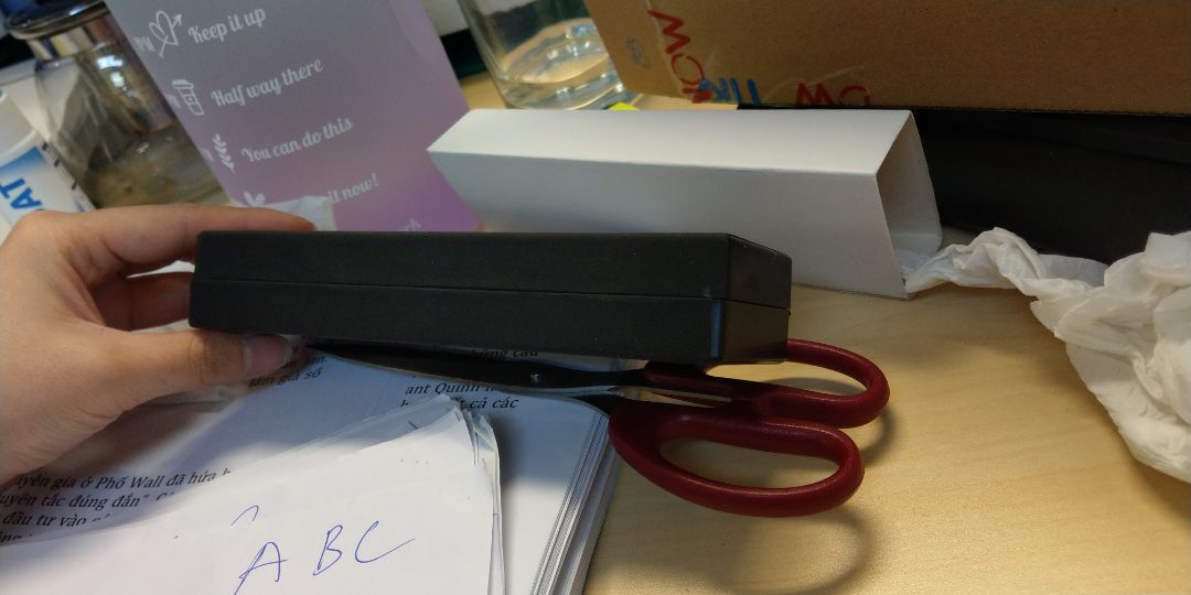 Mực nhanh khô nên không bị lem ngay sau khi viết 
Nhưng lại bị hằn sang trang sau của giấy
Overall: 8 5/10