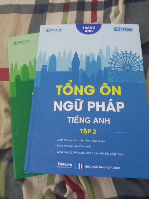 Đóng gói kĩ càng lắm ạ,giấy sờ thích cực kì, 2 cuốn này là tập hợp của 1 cuốn xanh to to thôi nha các b, còn về bản đặc biệt thì mk kbt tại sao lại gọi là đb trong khi chả có j khác, thạm chí mình còn ko nhận đc quà 🥲 bạn nào muốn học chia lộ trình thì mua cuốn này là oke nha