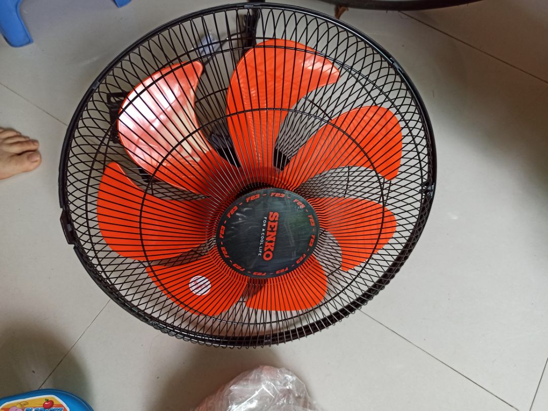 quạt nhìn rất chắc chắn, lực gió mạnh. shop rất tâm lý khi đặt 3 quạt đều giao cùng 1 màu để đồng bộ quạt trong gia đình. giao đầy đủ phụ kiện. có điều đóng 2 quạt đứng và 1quạt treo tường trong cùng 1 thùng nên lúc đầu hơi bối rối, ko rõ cái nào của cái nào ? quạt nhìn rất chắc chắn, lực gió mạnh. shop rất tâm lý khi đặt 3 quạt đều giao cùng 1 màu để đồng bộ quạt trong gia đình. giao đầy đủ phụ kiện. có điều đóng 2 quạt đứng và 1quạt treo tường trong cùng 1 thùng nên lúc đầu hơi bối rối, ko rõ cái nào của cái nào ?