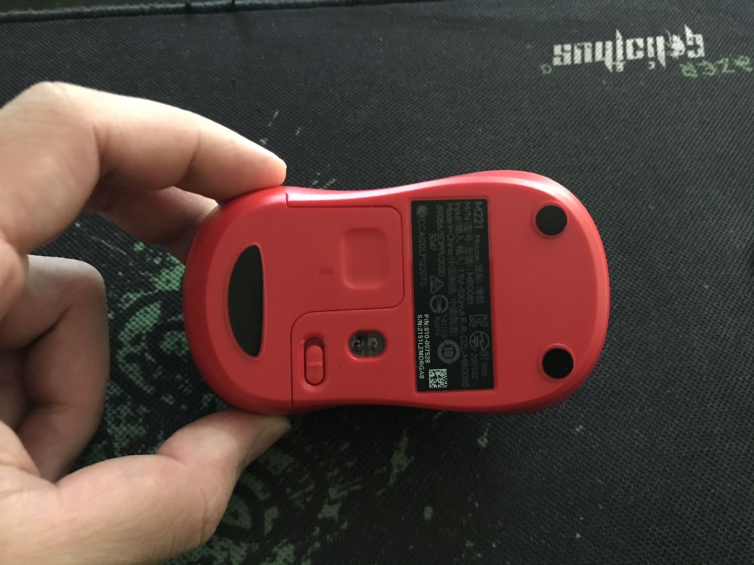 Đánh giá sau 1 tuần sử dụng: cả 3 nút chuột trái - phải - giữa đều rất nhẹ và êm, dường như nhận biết mỗi lần click qua cảm giác rung ở đầu ngón tay chứ chuột hầu như không phát ra tiếng kêu. Cảm biến quang nhạy và mượt, dùng tia Laser không nhìn thấy được nên không bị chói mắt như các chuột phát ánh sáng LED đỏ, di chuột được trên cả mặt kính. Điểm trừ là thiết kế nắp đậy pin khi khớp vào vẫn có độ rơ, nên mỗi khi nhấc chuột lên sẽ có tiếng lọc xọc gây cảm giác chuột không được chắc chắn lắm. Tuy nhiên, nhìn chung thì chuột dùng khá ổn và nhạy, nên ủng hộ shop 5 sao